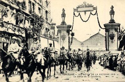 Orléans - Les fêtes de la Victoire 1919. Le Défilé de la Cavalerie (AMO, 2Fi2131)