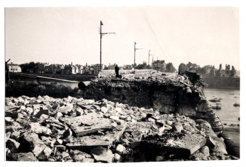 Ruines du pont George-V. 1940. Photographie. AMO, 3Fi56