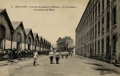 Caserne Coligny, rue du faubourg Bannier : carte postale (s.d.). Editeur : Gendrier. Cote 2Fi437. Archives municipales d'Orléans.