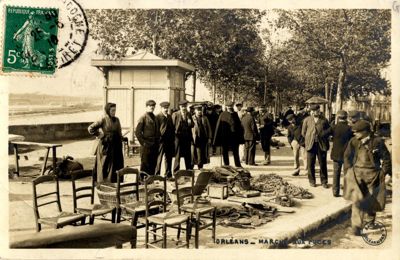 Marché aux puces, quai Cypierre : carte postale [av.1910]. Editeur : Galeries orléanaises édit.. Cote 2Fi613. Archives municipales d'Orléans.