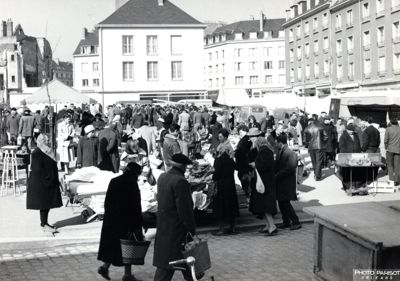 Marché aux puces, rue du Cheval-Rouge : photographie [ca.1960]. Auteur : Parisot. Cote 3Fi2392. Archives municipales d'Orléans.