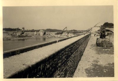 Ruine du pont de Vierzon et canal dOrléans asséché : photographie [1944]. Auteur : Camille Bertrand. Cote 3Fi1938. Archives municipales d'Orléans.