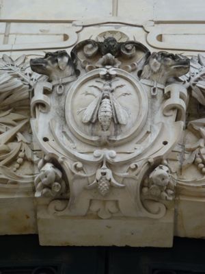 Blason sculpté, rue Jeanne-d'Arc à Orléans (AMO, cliché C. Duris)
