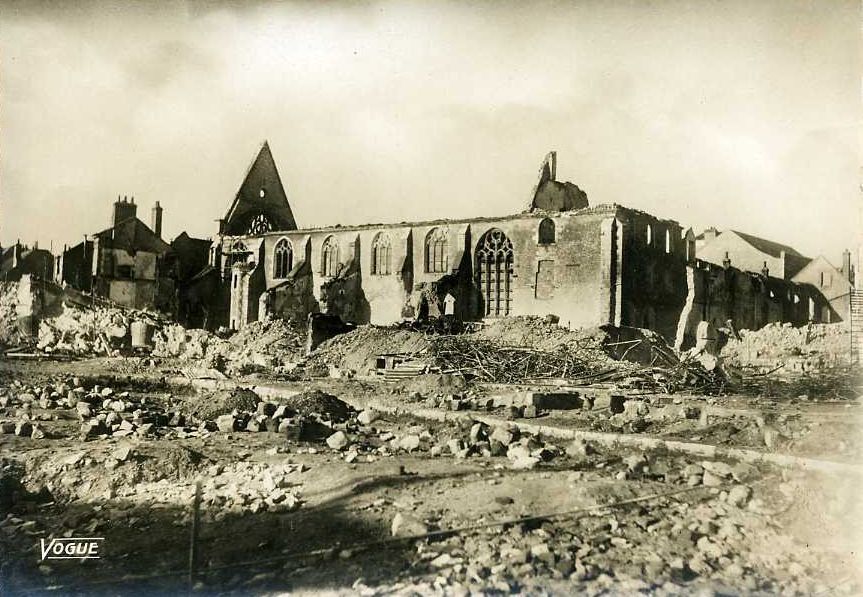Ruines des Archives départementales du Loiret, Editions Vogue (AMO, 2Fi2047)