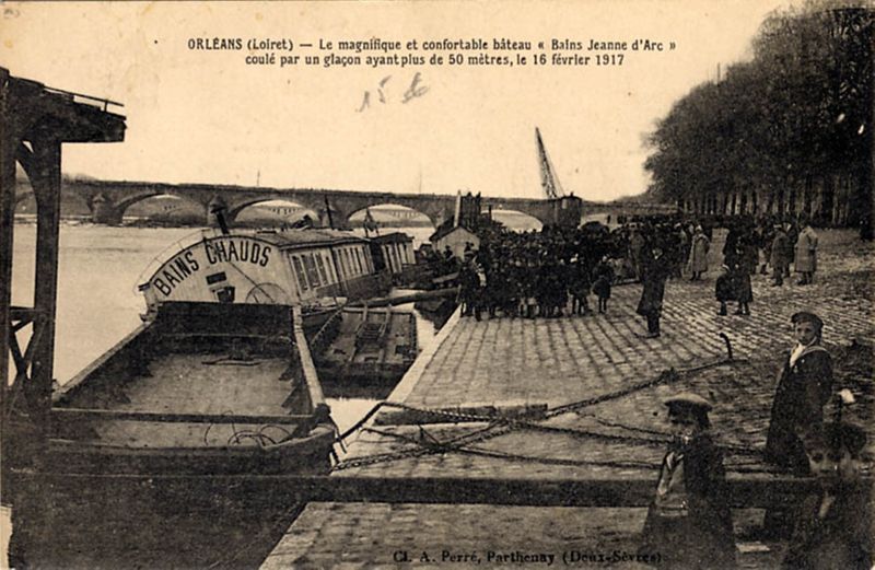 Le bâteau des bains Jeanne-d'Arc coulé par un glaçon en 1917. Carte postale. (AMO, 2FI816)