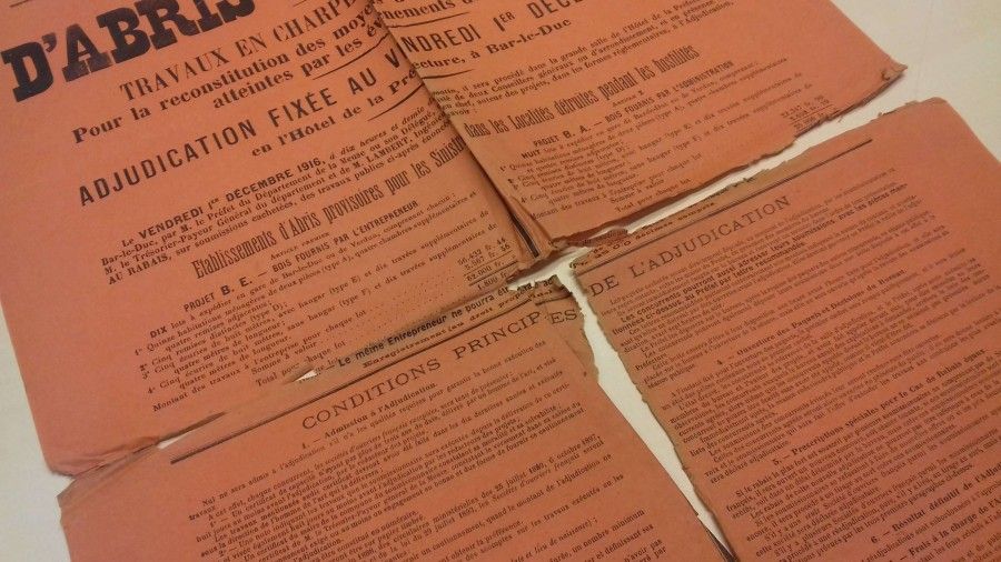 Affiche présentant des déchirures