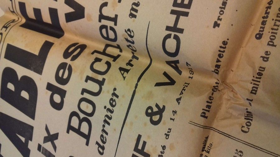 Affiche présentant des taches et pliures