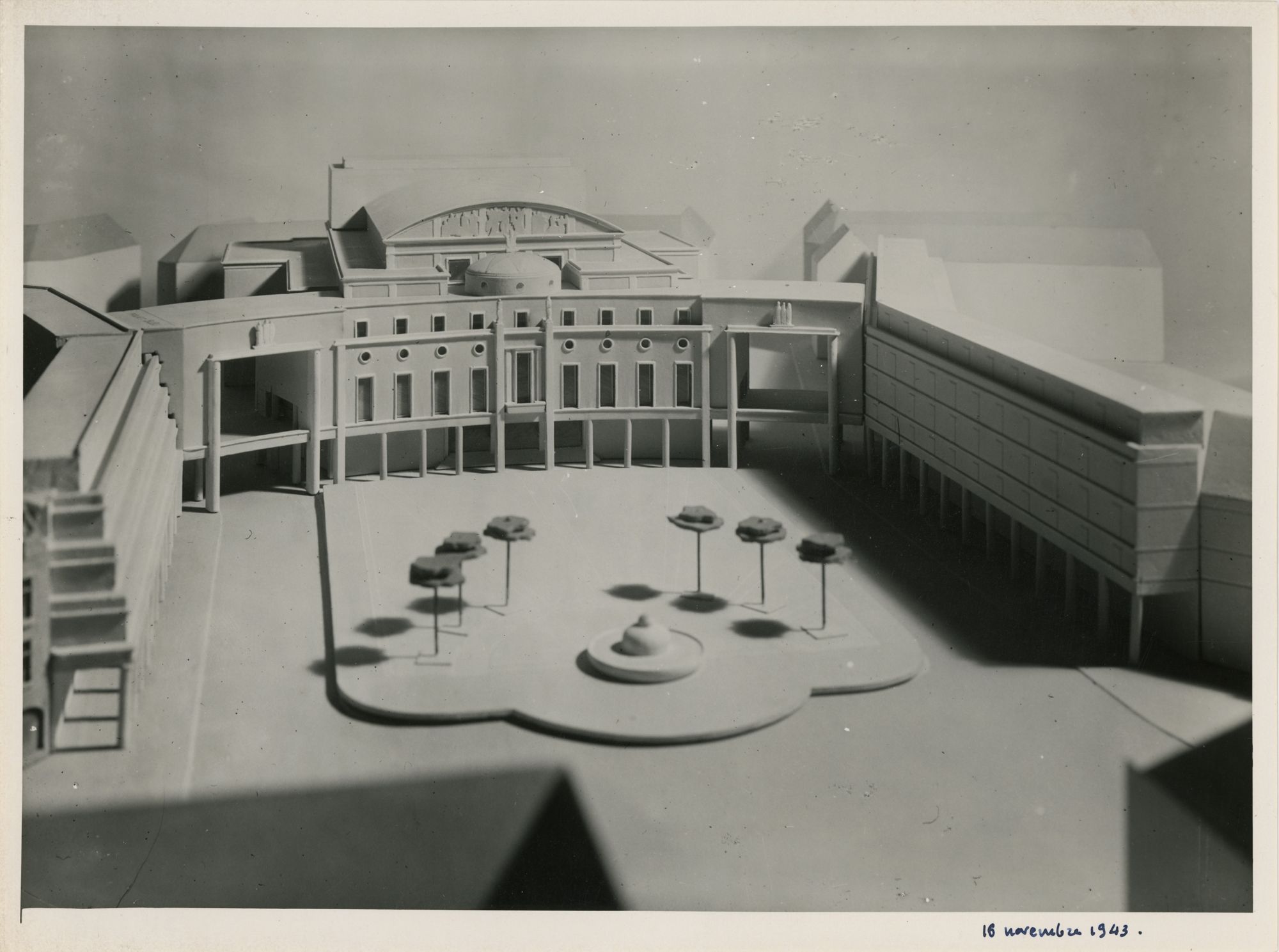 Projet de Centre intellectuel et artistique, place Ronde : cliché d'une maquette représentant l'ensemble d'un projet par les architectes P. Domenc et C. Ferret. 16 novembre 1943. Auteur, Chevojon. AMO, 3Fi1245.