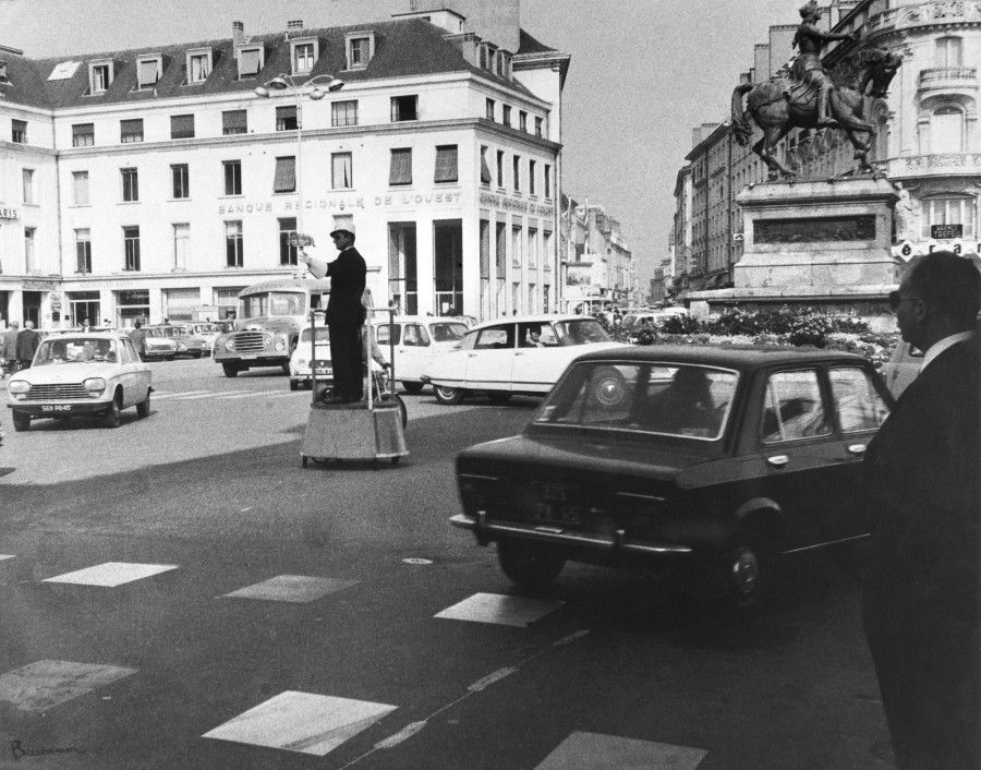 Policier faisant la circulation place du Martroi