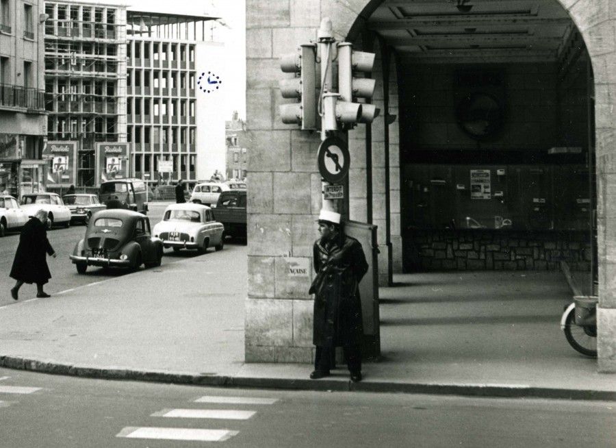 Policier à l'angle des rues Royale et Jeanne-d'Arc