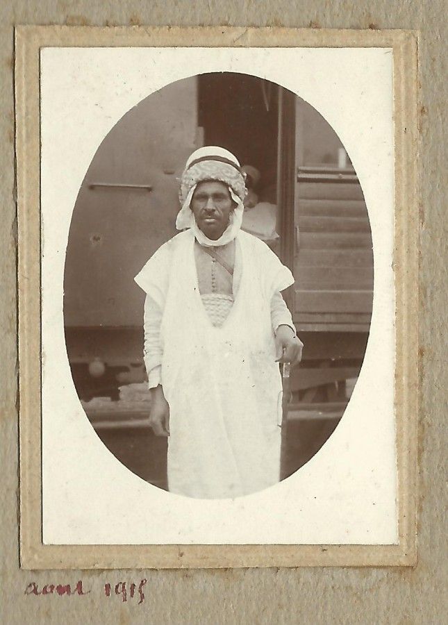 Qui est cet homme qui pose devant un wagon de blessés en gare d'Orléans en août 1915 ?