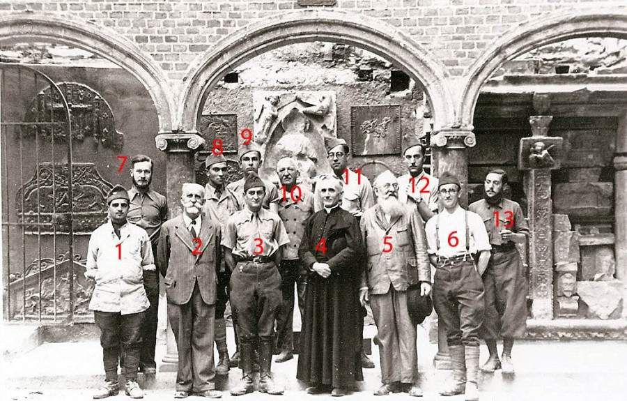 Groupe dans les ruines du Musée Historique et Archéologique de l'Orléanais
