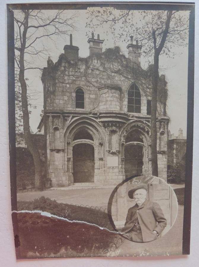 L'homme en médaillon