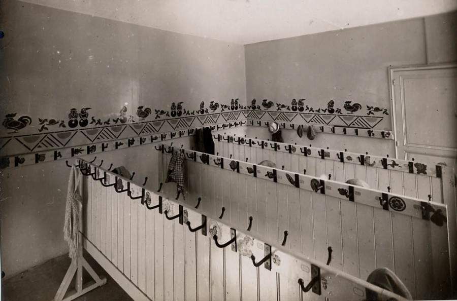 Vestiaire dans une école non identifiée (3Fi798).