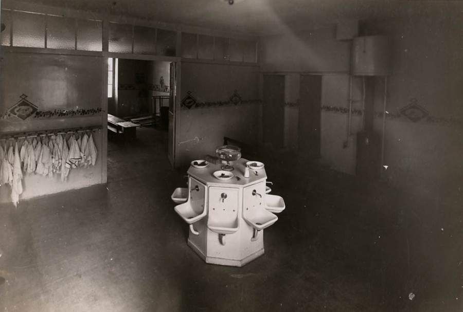Lavabos dans une école non identifiée (3Fi799).