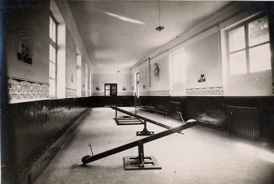 Salles de jeux ou de gymnastique dans une école non identifiée (3Fi800).