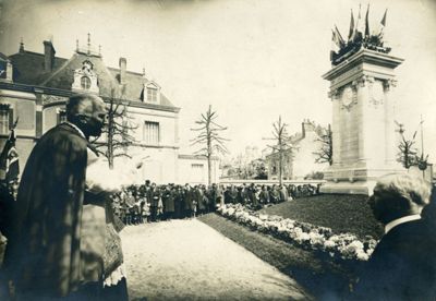 Rassemblement devant le monument aux morts à Saint-Marceau, vers 1925 (3Fi866)
