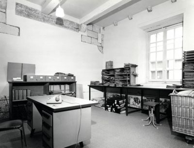 Bureau de l'archiviste municipal dans la Chapelle Saint-Hubert, située dans le Campo Santo (AMO, 3Fi2592, cliché AD45)