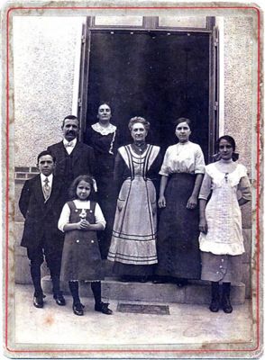 Famille Hérand et trois de ses employés : photographie [1911-1912]. Cote 3Fi131. Archives municipales d'Orléans.