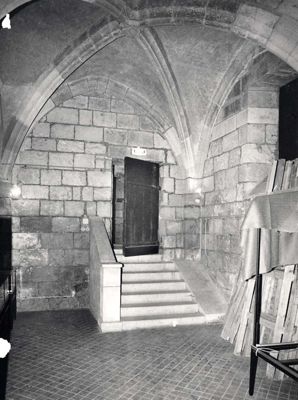 Vue d'une cave voutée de l'Hôtel des Créneaux. Vers 1984-1985. Photographie. Archives municipales d'Orléans. 3Fi1427