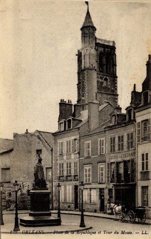 Place de la République. A droite, l'immeuble n°5 avant reconstruction de sa façade