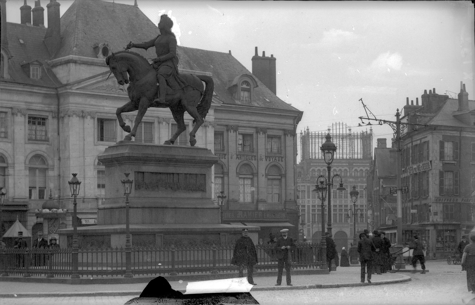 Policier surnommé "Hirondelle" sur la place du Martroi.