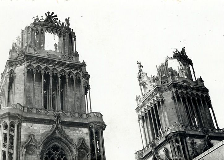 Tours de la cathédrale, vues du clocher après les bombardements de 1944. Photographie.  Archives municipales d’Orléans, 3Fi93