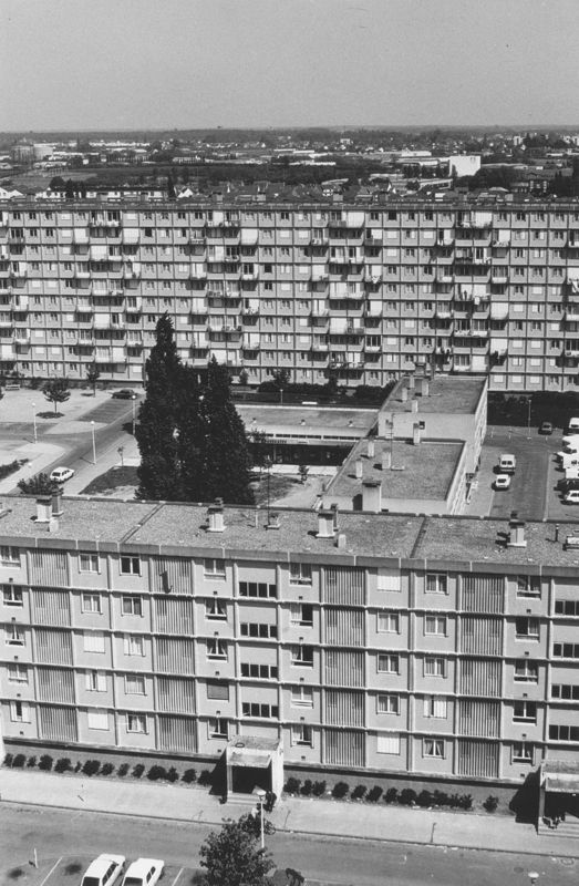 Les barres d'immeubles de la Borde-aux-Mignon à L'Argonne. Photographie. 1980. Archives du GEMAO