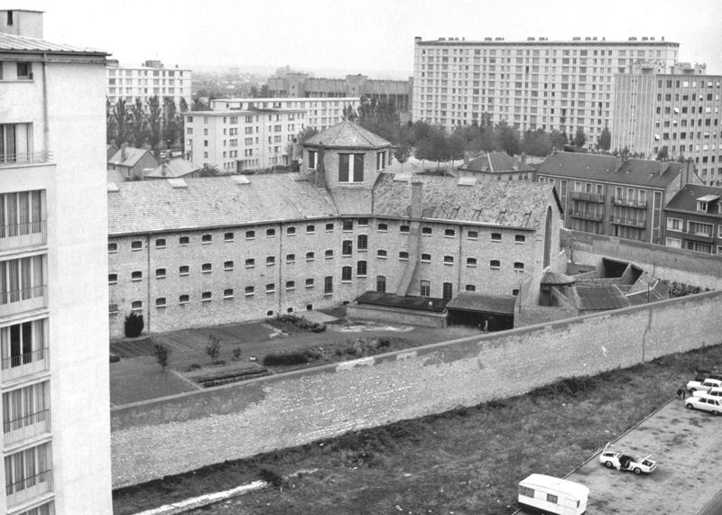 Orléans. La résidence Bel-Air (en arrière-plan), la prison (au premier plan). Photographie. 1970. Archives du GEMAO. Orléans Tribune N°5, 1970. Cliché : Robert Chabbert