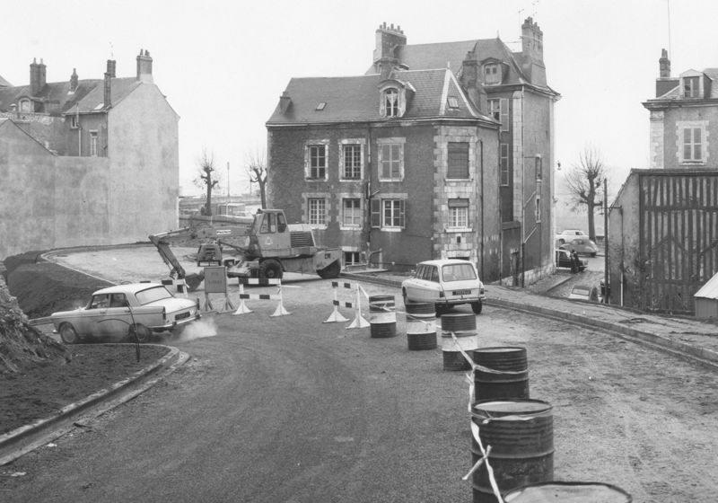 Orléans. Rue Gabriel-Templier. Toboggan en construction vers le quai Cypierre. Photographie. 1971. Archives du GEMAO