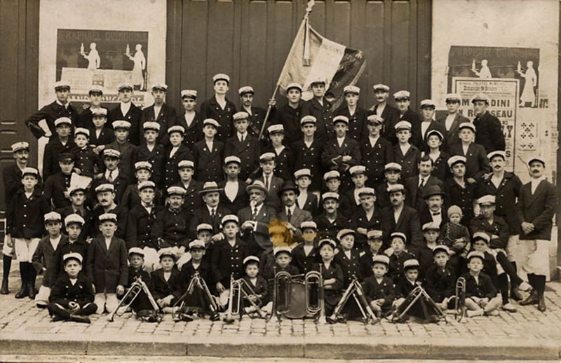 La Guêpe, société de gymnastique d'Orléans, vue du groupe dans le Campo Santo. Carte postale. Sans date. Archives municipales d’Orléans, 2Fi624.
