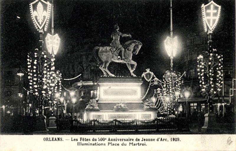 Orléans. – Les Fêtes du 500e anniversaire de Jeanne d’Arc, 1929. Illuminations Place du Martroi. Carte postale. Archives municipales d’Orléans, 2Fi991.