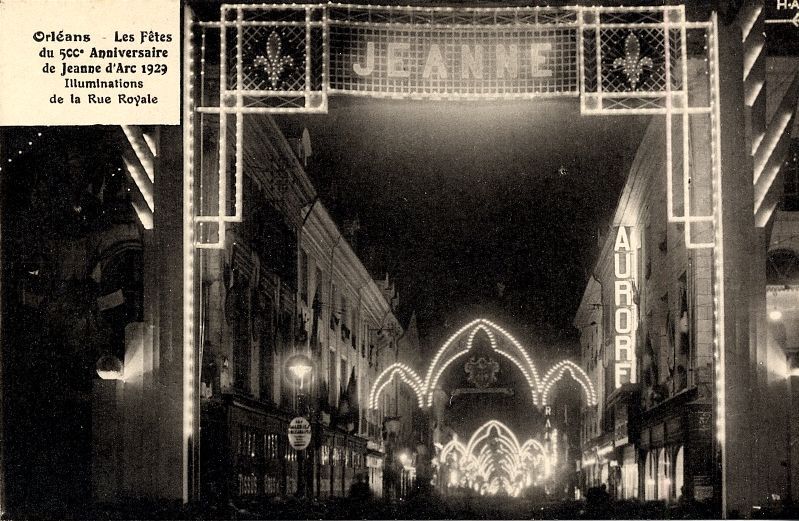 Orléans. – Les Fêtes du 500e Anniversaire de Jeanne d’Arc, 1929. Illuminations rue Royale. Cliché pris de nuit. Carte postale. Archives municipales d’Orléans, 2Fi2215.