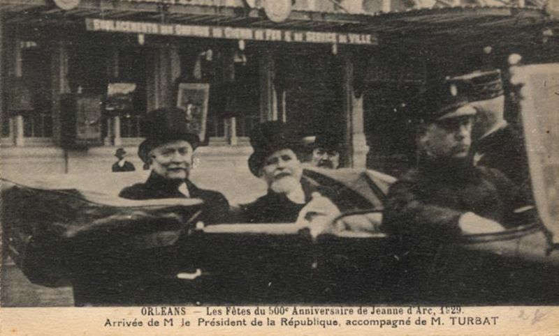 Orléans. – Les Fêtes du 500e Anniversaire de Jeanne d’Arc, 1929. Arrivée devant la gare de Gaston Doumergue, président de la République, accompagné d'Eugène Turbat, maire d'Orléans. Carte postale. Archives municipales d’Orléans, 2Fi1353.