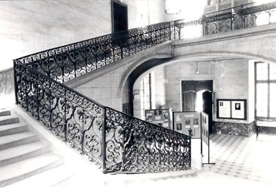 Hall d'entrée et escalier d'honneur de la bibliothèque