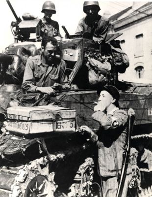 Soldats américains sur un tank et résistant qui fume une cigarette.