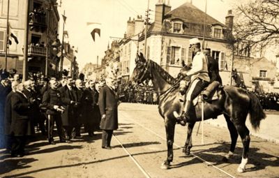 Arrivée du 8e chasseur en avril 1914 : Fernand Rabier accueille le colonel Chassot  (Fonds Chassot)