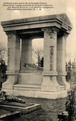 Cénotaphe du grand cimetière dédié aux morts de la guerre 1914-1918, sculptures de Luc Maliba. 1924. Cliché R.C. MONMONT