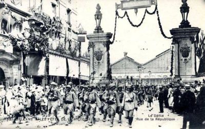 Orléans - Les fêtes de la Victoire 1919. Le défilé rue de la République (AMO, 2Fi2132)