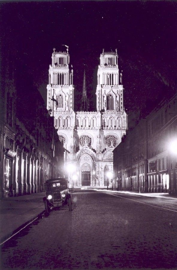 La rue Jeanne-d'Arc et la cathédrale Sainte-Croix