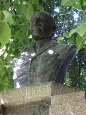 Buste de Léon Chenault situé au parc Louis-Pasteur (AMO)